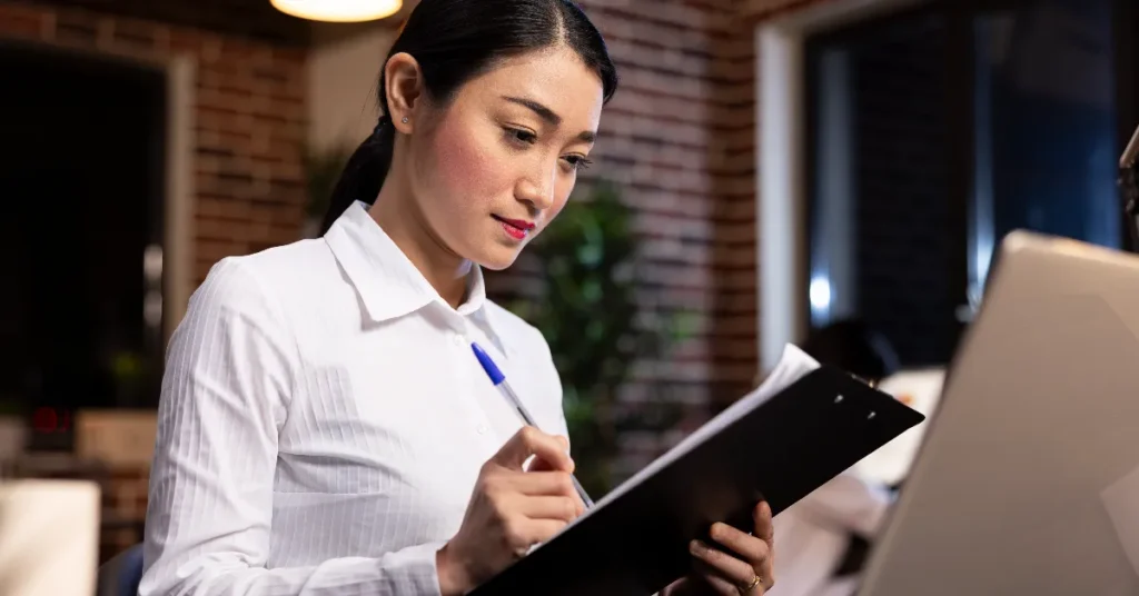 Hr reviewing attandace report