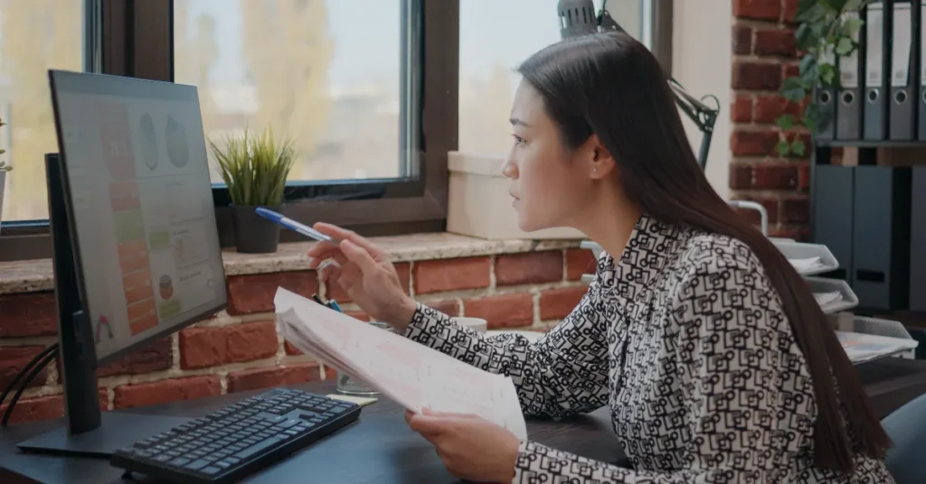 Hr reviewing attandance report